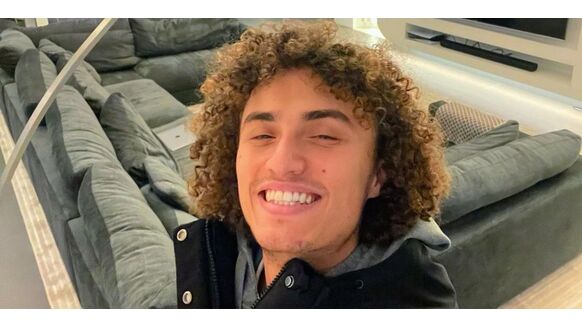 Nederlandse YouTuber Kwebbelkop (26) rijdt in een jaloersmakend dikke auto