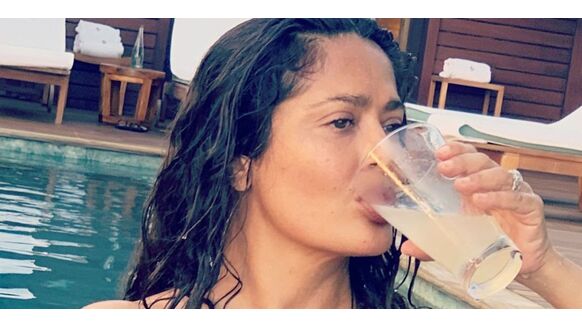 Actrice Salma Hayek (55) laat met bikinifoto zien wat ze in huis heeft