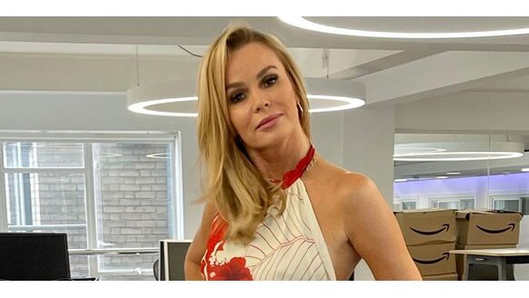 Amanda Holden kust knappe vrouwelijke collega onder de ‘mistletoe’