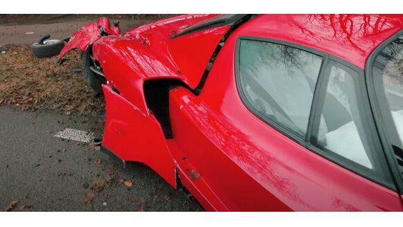 Ferrari Enzo (t.w.v. € 3 miljoen) crasht hard tegen een boom in Baarn