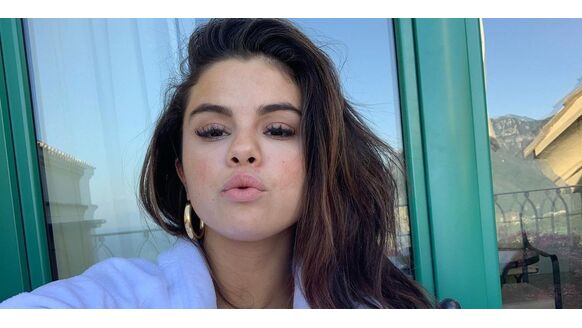 Selena Gomez deelt foto met zéér diepe decolleté op Instagram