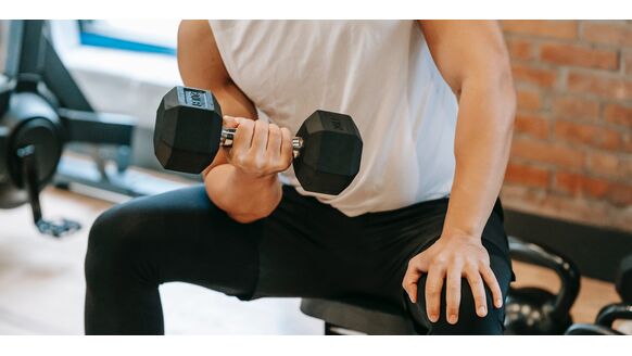 Deze 15-minuten full body work-out doe je met slechts één dumbbell