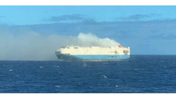 Schip vol met nieuwe Porsches vliegt in brand op zee