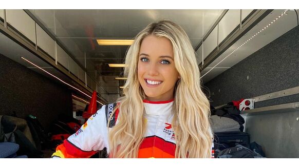 Autocoureur Lindsay Brewer is een enorme Instagram-hit door haar foto’s