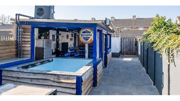 Geniale woning met hele Bavaria-bar & jacuzzi staat te koop in Helmond (Funda)