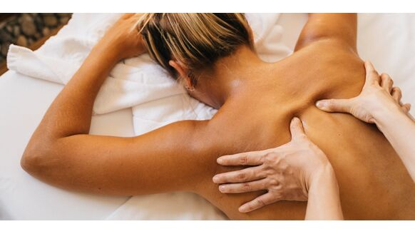 6 gouden tips om een goede rugmassage te geven, volgens experts