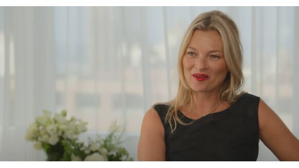 Kate Moss gaat uit de kleren en bewijst dat leeftijd slechts een getal is