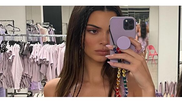 Kendall Jenner geniet volledig zonder kleding van het zonnetje