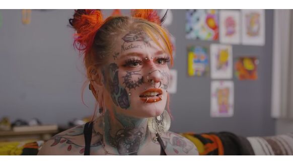 Kelsie laat voor één dag al haar tattoos verdwijnen en is geschokt