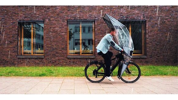 Van bloedhitte naar stortbui: dit regenschild is hét ultieme gadget voor op de fiets