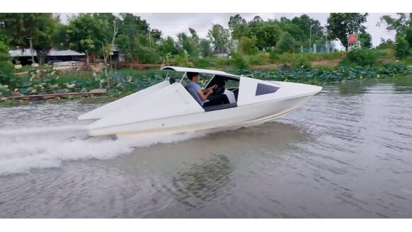 Man bouwt in slechts 90 dagen een leipe speedboot (gemaakt van schroot) en scheurt ermee over het water