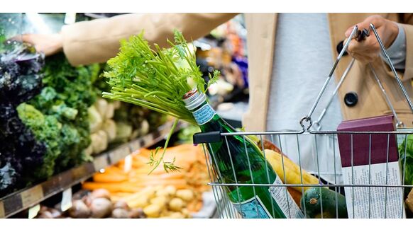 De prijsverschillen van een vol boodschappenmandje bij 6 supermarkten in Nederland