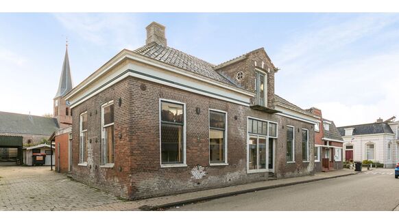 Funda opknapper: vervallen vrijstaande villa (380 m2) staat nu te koop voor slechts €125.000,-