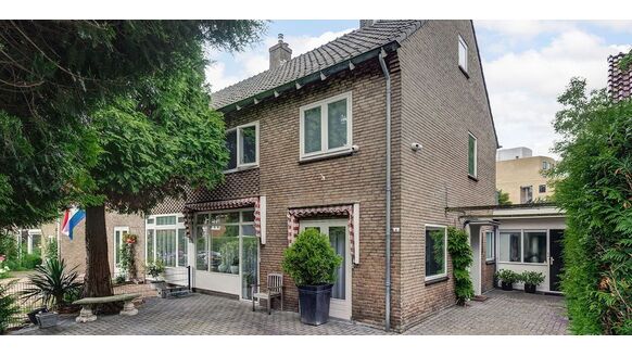 Verkoopster van Funda-woning laat zeer pikant schilderij gewoon hangen voor de foto’s