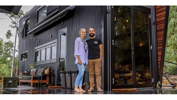 Matt en Lisa bouwen een van de mooiste Tiny Houses ooit met slechts €60.000