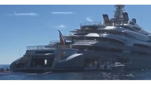 Wereldberoemd 140 meter lang superjacht ‘Ocean Victory’ op beeld vastgelegd in Monaco