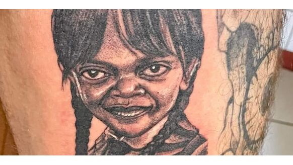 Man neemt tattoo van Wednesday Addams en het internet gaat he-le-maal los