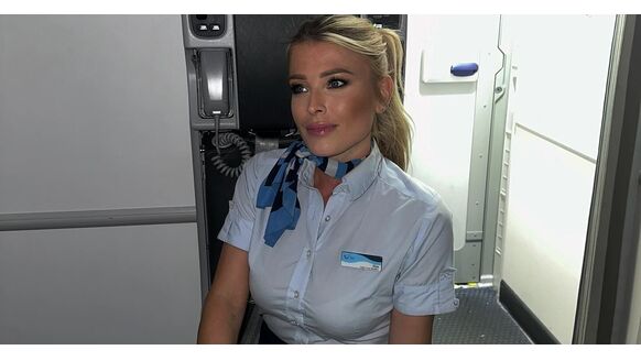 Is Elize Mol de knapste stewardess van België?