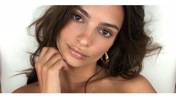 Emily Ratajkowski past nieuwe bikini en dat levert zeer fijne beelden op