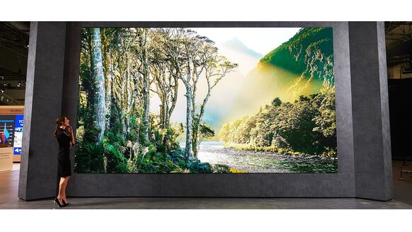 LG onthult een gigantische 272-inch (!) 8K televisie