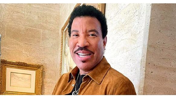 Lionel Richie vertelt hoelang hij het tegenwoordig volhoudt in bed en het is niet ‘All Night Long’