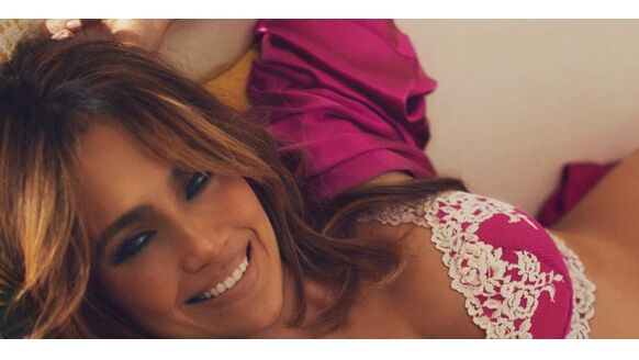 Jennifer Lopez bewijst met nieuwe lingerie fotoshoot dat leeftijd slechts een getal is