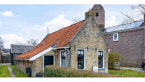 Dit vrijstaande mini-huisje staat voor €115.000 te koop (Funda)