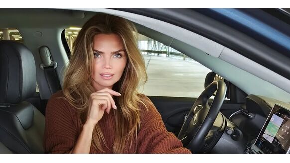 Kim Feenstra showt vol trots haar nieuwe wagen (en achterste) op Instagram