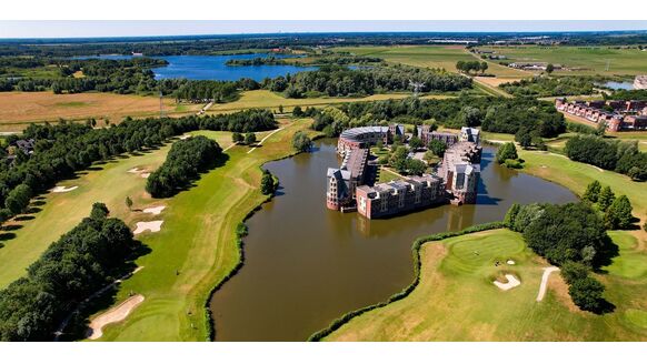 Op Funda staat een héél bijzondere torenwoning te koop met een jacuzzi en golfbaan als achtertuin