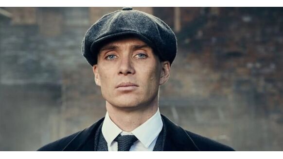 Thomas Shelby (acteur Cillian Murphy) geeft een update over de Peaky Blinders-film