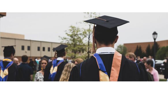 Jongen haalt diploma en laat op hilarische wijze weten hoe hij is geslaagd