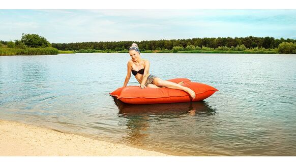 Het chillste zomerspeeltje: de Lidl verkoopt nu een zitzak die drijft op het water