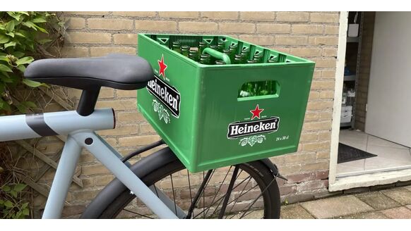 Nederlands bedrijf verkoopt geniale bierkrat-houders voor achterop je VanMoof-fiets