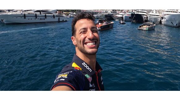 Formule 1-coureur Daniel Ricciardo verschijnt op de grid met peperduur horloge om zijn pols