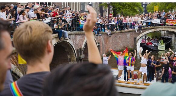 Booking.com komt met een speciaal Pride Amsterdam Canal ‘SWEET’ Weekend