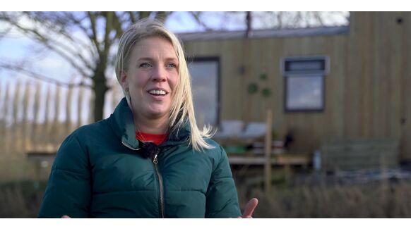 Mandy heeft een Tiny House laten bouwen voor slechts €100.000,-