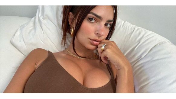 Topmodel Emily Ratajkowski rolt in bikini over de vloer