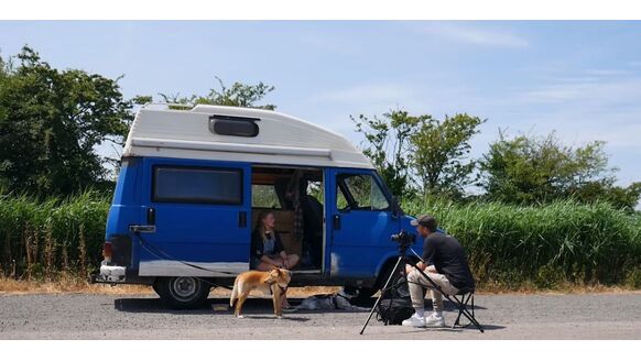 Nederlandse leeft haar beste leven in een zelfgebouwde bus van slechts € 1.500