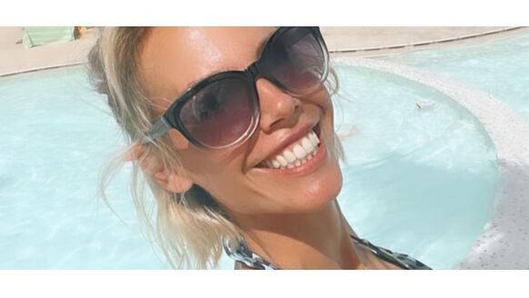 Foto: Nicolette Kluijver showt killerbody tijdens poolparty op zonnig vakantieoord