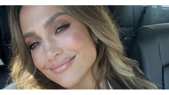 Jennifer Lopez showt haar prachtige lijf in weinig verhullende outfit