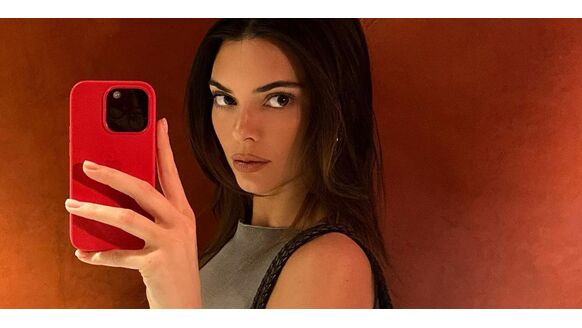 Kendall Jenner gaat volledig uit de kleren voor kledingmerk JACQUEMUS