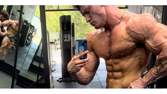 Bizar verschil: de jongste bodybuilder ooit zag er 4 jaar geleden nog héél anders uit