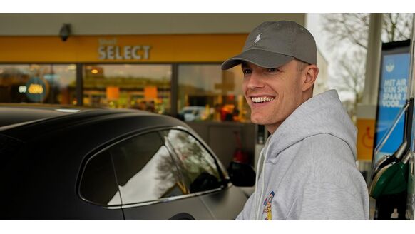 Enzo Knol heeft zijn felrode Lambo feestelijk ingepakt met talloze kerstlichtjes