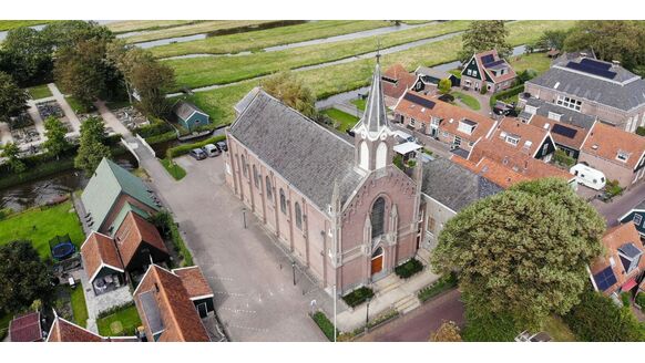 Funda vondst: reusachtige kerk (met pastorie) in de Rijp te koop voor € 800.000