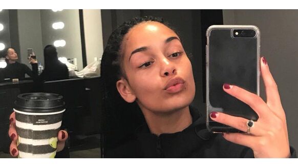 Wat vraagt Jorja Smith voor een optreden op Lowlands?