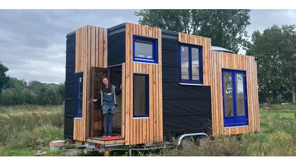 Eva woont voor slechts € 1,- per maand in haar eigen tiny house