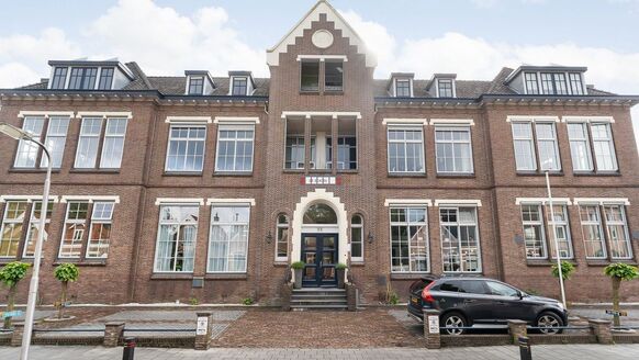 Funda: woning met gedeeld zwembad en dakterras kost slechts € 250.000,-