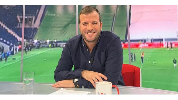 Rafael van der Vaart showt nieuwe auto: “De komende maanden rijd ik volledig elektrisch”