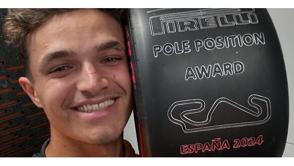 Lando Norris gespot in zijn nieuwe Porsche (t.w.v. € 2 miljoen) met een peperdure Rolex om de pols