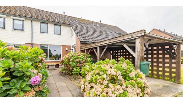 Funda-koopje: gezinswoning met carport, grote serre en zwembad kost slechts € 185.000,-